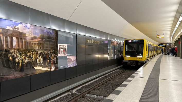 Eine U-Bahn der Linie 5 fährt am 23.03.2024 in den Bahnhof Brandenburger Tor ein © imago images/Frank Sorge